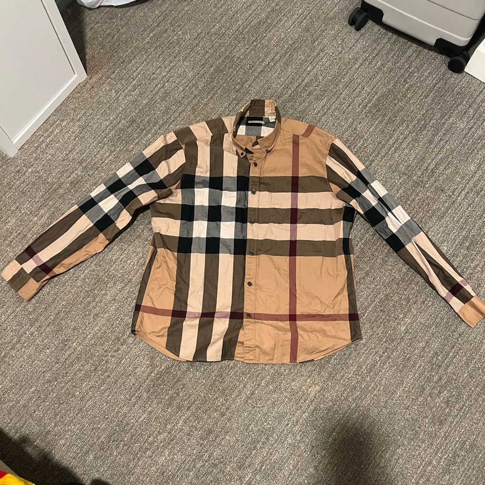 Men’s Burberry button shirt